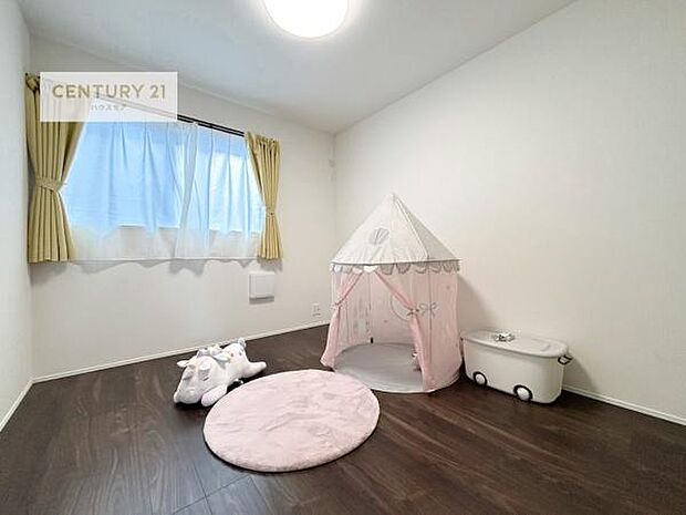 明るく風通しの良い居室です。「シンプル」にデザインされた室内。自由度が高いので家具やレイアウトでお好みの空間を創り上げられます。（同仕様）