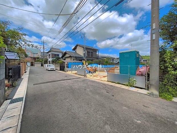 前面道路6m!陽当り良好な立地です。車庫入れが苦手な方も安心ですね。