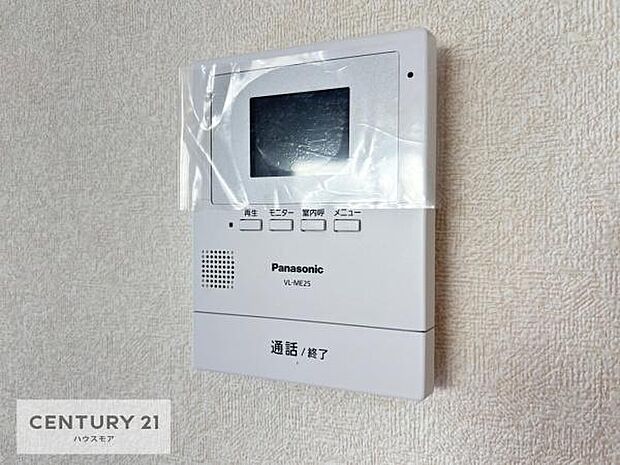 TVモニター付インターフォンを完備。来訪者の顔を確認してから対応できるため、防犯面にも配慮された安心の設備です。(同仕様)