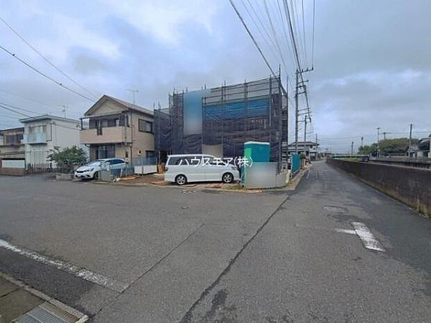 前面道路8m×4.15m!陽当り良好な立地です。車庫入れが苦手な方も安心ですね。