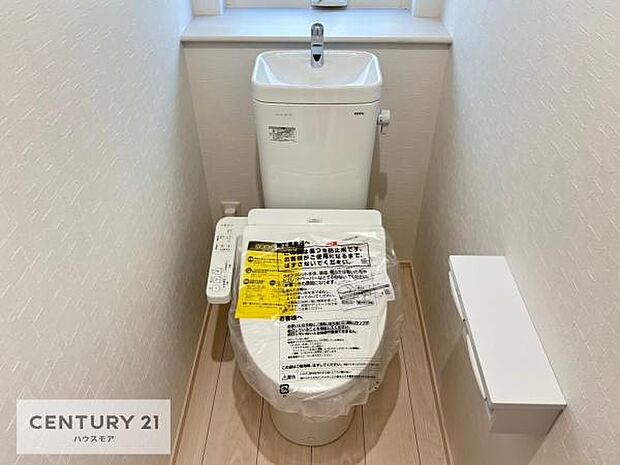 1・2階にトイレがございます!朝の忙しい時間帯も待たずにすみそうですね。白を基調とした清潔感のあるトイレでお手入れがしやすいです!(同仕様)