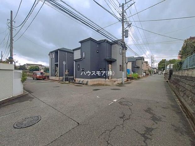 前面道路は6m×6m!陽当り良好な立地です。車庫入れが苦手な方も安心ですね。