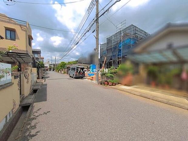 前面道路6m!陽当り良好な立地です。車庫入れが苦手な方も安心ですね。