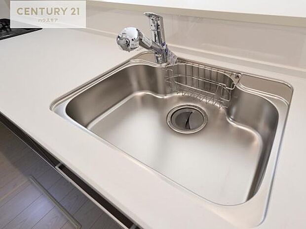 ワイドなシンクですね!水が跳ねにくく洗物がしやすい家事が楽々仕様のシステムキッチンです!デザイン性と機能性を兼ねたキッチンで清潔感がありますね!(同仕様)