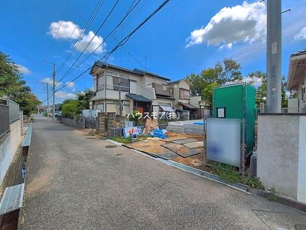 前面道路は4m!陽当り良好な立地です。車庫入れが苦手な方も安心ですね。