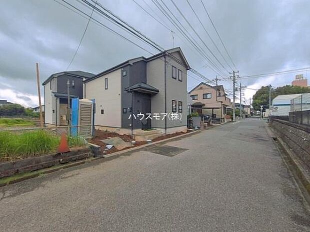 前面道路は6m!陽当り良好な立地です。車庫入れが苦手な方も安心ですね。