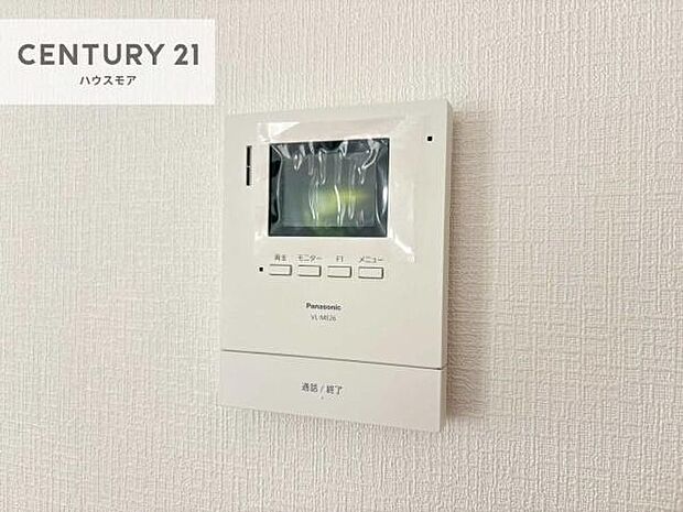 TVモニター付インターフォンを完備。来訪者の顔を確認してから対応できるため、防犯面にも配慮された安心の設備です。(同仕様)