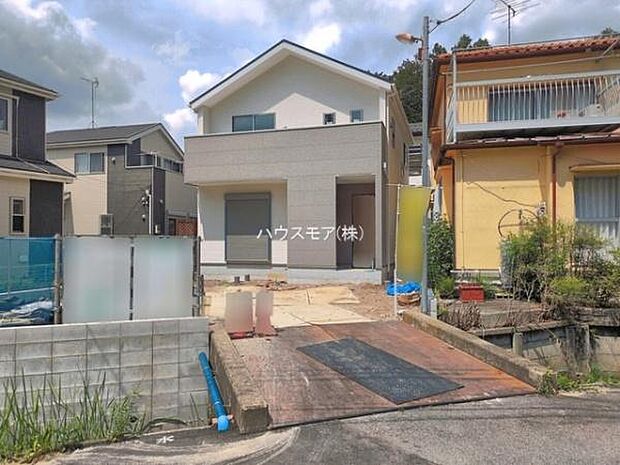 駐車スペースは2台分あります!セカンドカーはもちろん、バイクや自転車なども置き場所に困りません。