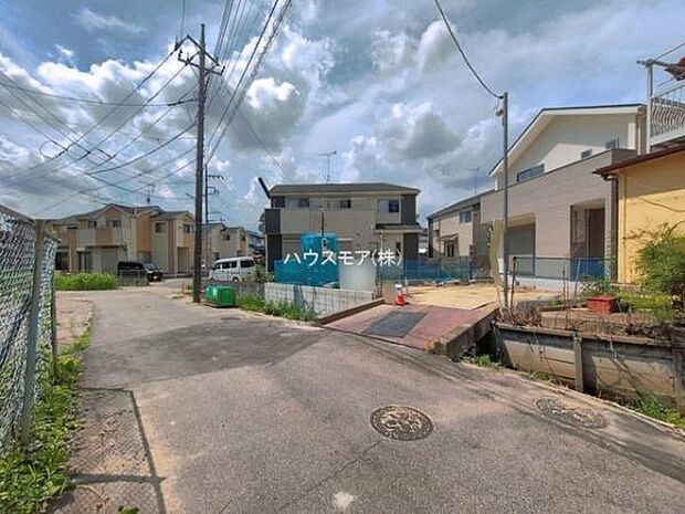 前面道路4.2m!陽当り良好な立地です。車庫入れが苦手な方も安心ですね。