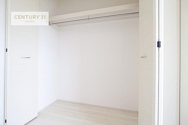お部屋ごとにしっかり収納スペースを確保しているため、衣類や学用品、季節物まで無理なく整理整頓が可能。(同仕様)