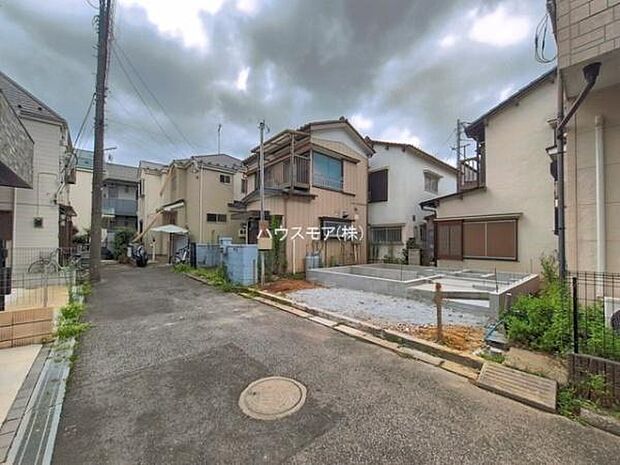 前面道路4m!陽当り良好な立地です。車庫入れが苦手な方も安心ですね。