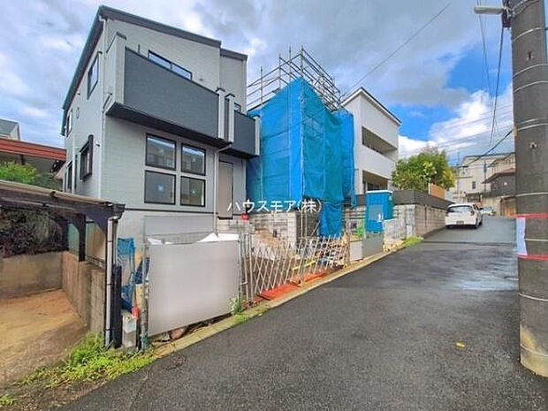 前面道路4.5m!陽当り良好な立地です。車庫入れが苦手な方も安心ですね。