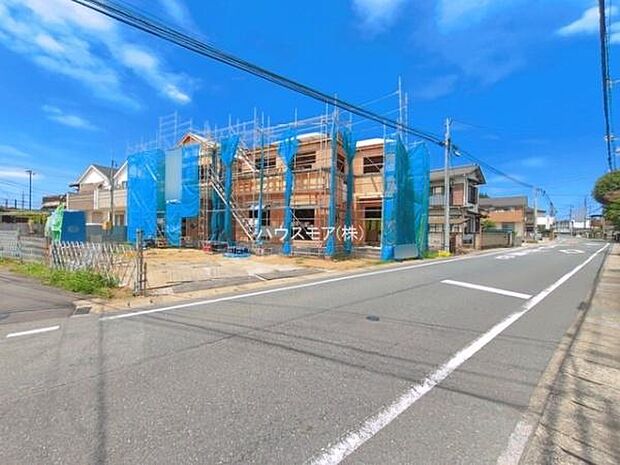 前面道路は4ｍ！陽当り良好な立地です。車庫入れが苦手な方も安心ですね。