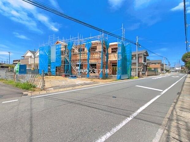 前面道路は4ｍ！陽当り良好な立地です。車庫入れが苦手な方も安心ですね。
