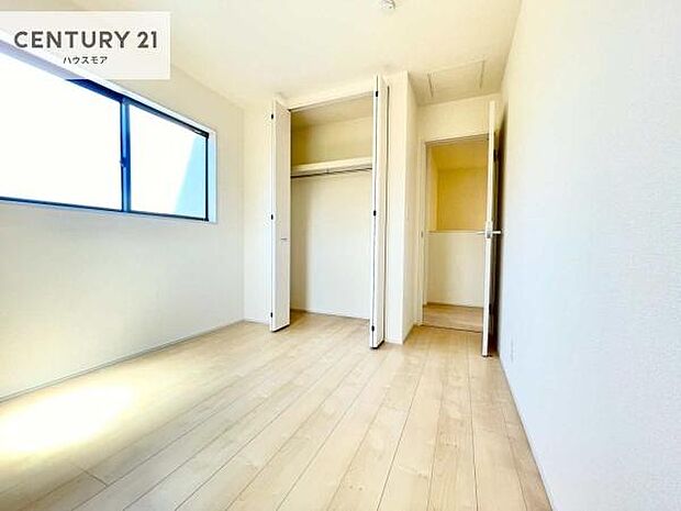 掃き出し窓がないお部屋は、お子様のお部屋としても安心です!収納スペースも充実しているので散らかったお部屋をサッと片付けられます!