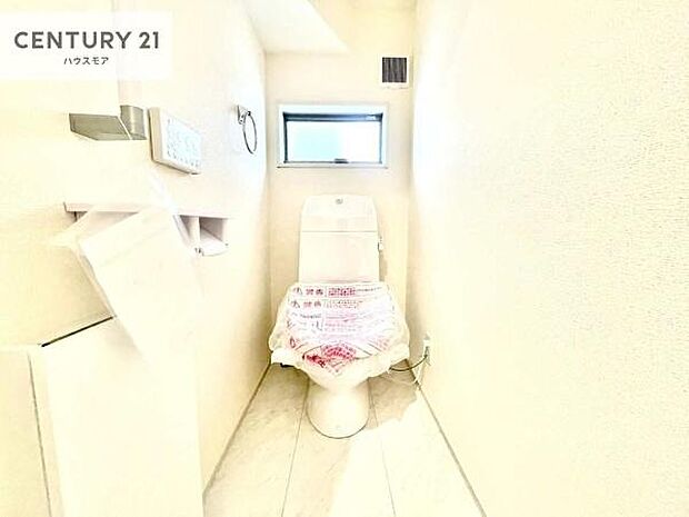 1・2階にトイレがございます!朝の忙しい時間帯も待たずにすみそうですね。白を基調とした清潔感のあるトイレでお手入れがしやすいです!