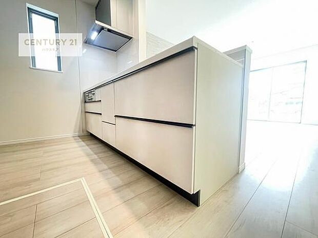 大人気の対面式システムキッチンを採用しています!ご家族のコミュニケーションが自然と増える設計です。お子様にも目が届くので嬉しいですね!広々使えて快適で作業が進みます。