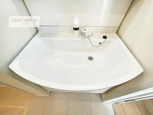 深い洗面台ボウルは、水が跳ねにくいのでお手入れが楽々!清潔感が保てます!キレイな洗面所で自分磨きのモチベーションが上がりますね!