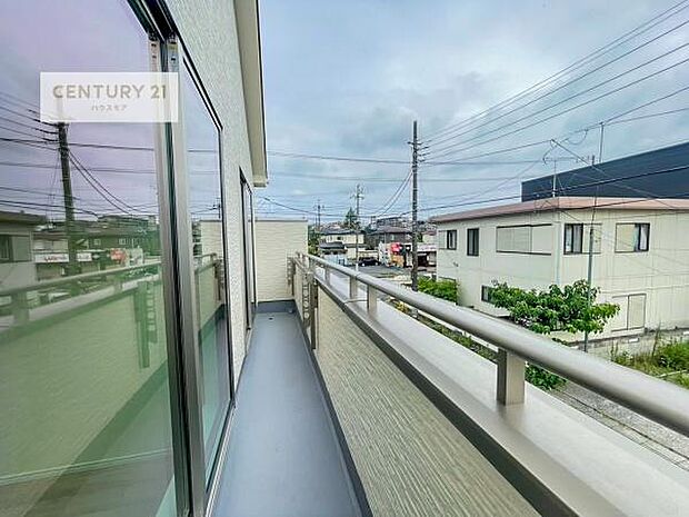 広々としたバルコニーで一日の始まりをスタート!お洗濯ものをたっぷり気持ちよく干せます!