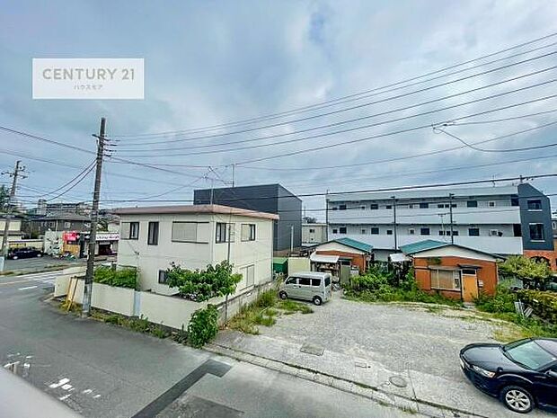 晴れた日には青い空を見渡せる開放的な時間を楽しめます。気持ちの良い風が通り抜ける街並みです!