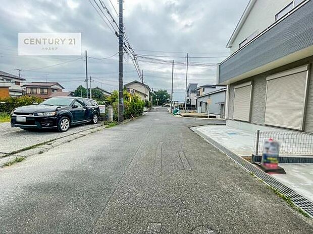 前面道路6m!陽当り良好な立地です。車庫入れが苦手な方も安心ですね。