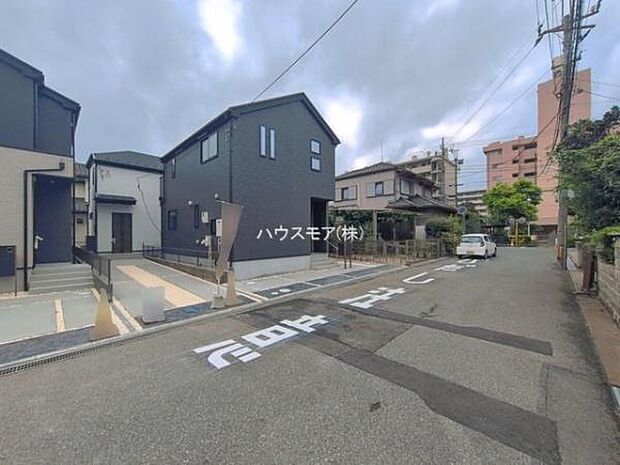 前面道路6m!陽当り良好な立地です。車庫入れが苦手な方も安心ですね。