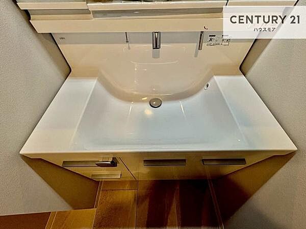 深い洗面台ボウルは、水が跳ねにくいのでお手入れが楽々！清潔感が保てます！キレイな洗面所で自分磨きのモチベーションが上がりますね！