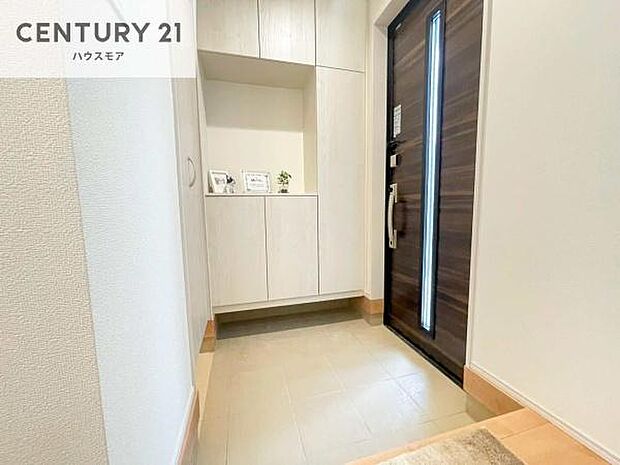 シューズボックス付きなので、玄関が片付きお掃除がしやすいです!スッキリした玄関で戸を開けた瞬間、清潔感のある心地いい空間が出迎えてくれます。