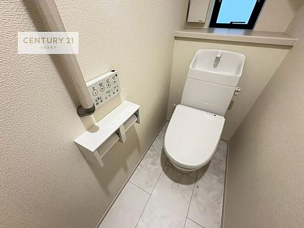 1・2階にトイレがございます!朝の忙しい時間帯も待たずにすみそうですね。白を基調とした清潔感のあるトイレでお手入れがしやすいです!
