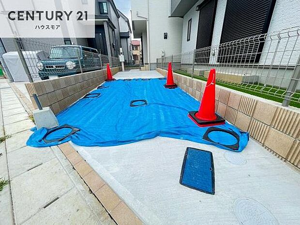 駐車スペースは2台分あります!セカンドカーはもちろん、バイクや自転車なども置き場所に困りません。