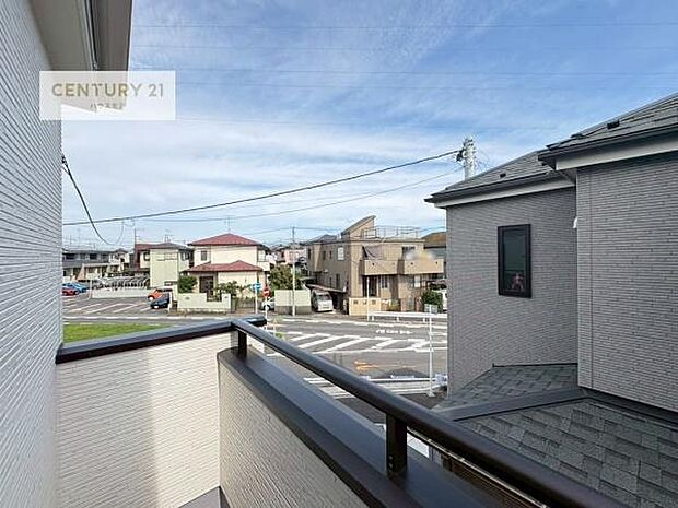 晴れた日には青い空を見渡せる開放的な時間を楽しめます。気持ちの良い風が通り抜ける街並みです!
