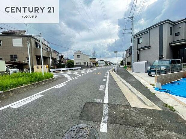 前面道路16m!陽当り良好な立地です。車庫入れが苦手な方も安心ですね。