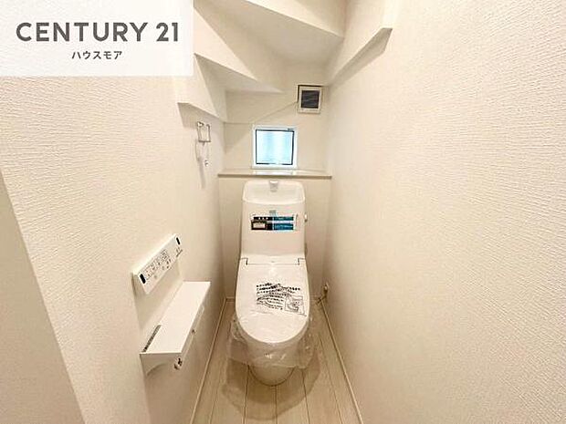 1・2階にトイレがございます！朝の忙しい時間帯も待たずにすみそうですね。白を基調とした清潔感のあるトイレでお手入れがしやすいです！【現地販売会開催中】