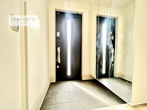ミラー付きシューズボックス付きなので、玄関が片付きお掃除がしやすいです!スッキリした玄関で戸を開けた瞬間、清潔感のある心地いい空間が出迎えてくれます。