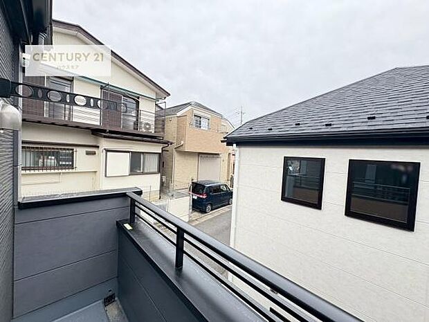 陽当たりの良いバルコニーで、お洗濯物もよく乾きそうですね!お天気の良い日にはバルコニーへ出てリフレッシュするのも気持ちよさそうです。