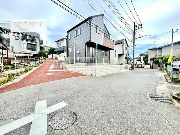 前面道路は6m×4m×4m!陽当り良好な立地です。車庫入れが苦手な方も安心ですね。