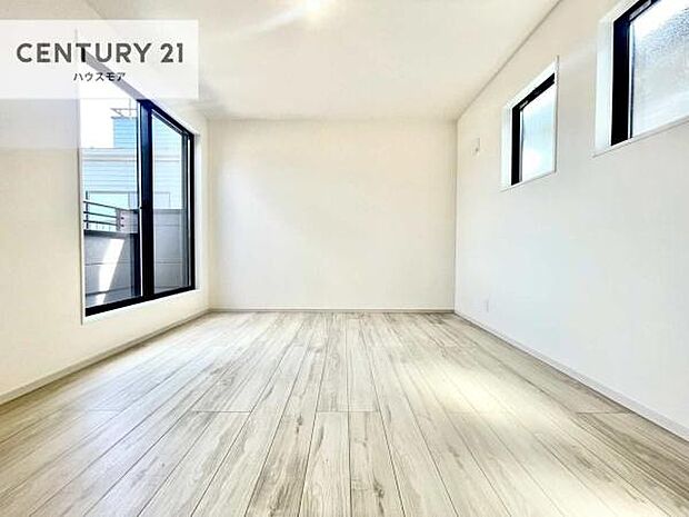 バルコニーに面した洋室は、たっぷりの陽光が差し込む明るい空間。一日の疲れをゆっくりと癒す主寝室としておすすめです。朝は心地よい光に包まれながら気持ちよく目覚められます。
