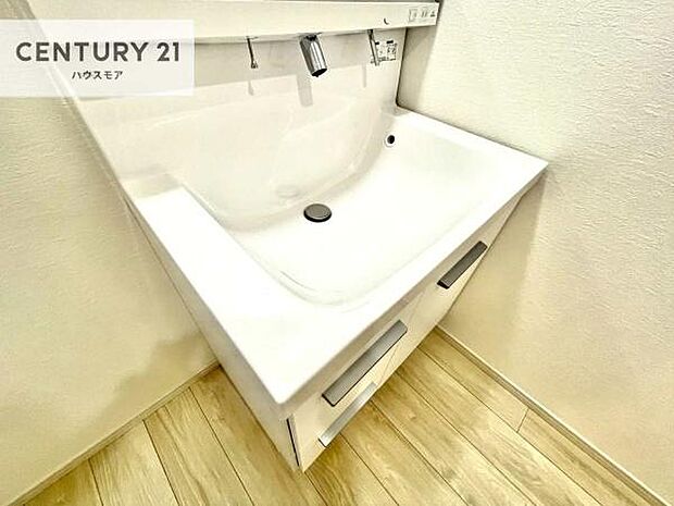 深い洗面台ボウルは、水が跳ねにくいのでお手入れが楽々!清潔感が保てます!キレイな洗面所で自分磨きのモチベーションが上がりますね!