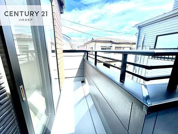 広々としたバルコニーで一日の始まりをスタート!お洗濯ものをたっぷり気持ちよく干せます!