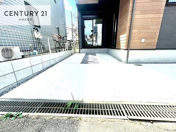 駐車スペースは2台分あります!セカンドカーはもちろん、バイクや自転車なども置き場所に困りません。