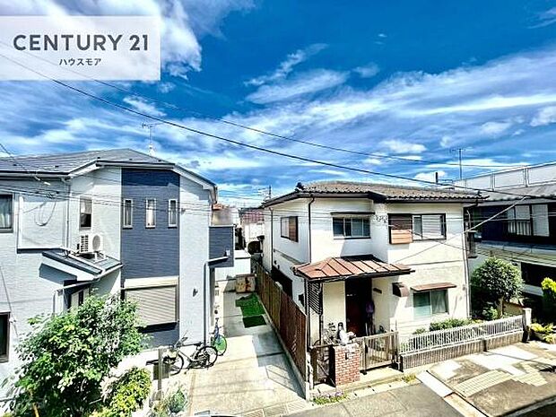 晴れた日には青い空を見渡せる開放的な時間を楽しめます。気持ちの良い風が通り抜ける街並みです!