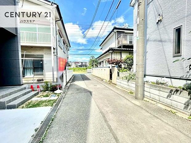 前面道路は4m!陽当り良好な立地です。車庫入れが苦手な方も安心ですね。