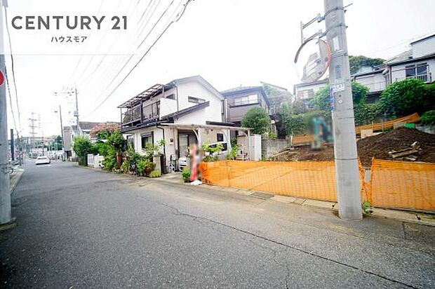 前面道路6m!陽当り良好な立地です。車庫入れが苦手な方も安心ですね。