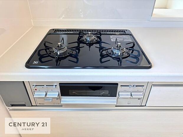 コンロは三口あるのでお料理の同時進行ができます。もちろんグリル付きです。調理スペースも広々している為作業がしやすい！使い勝手が良いシステムキッチンです！（同仕様）