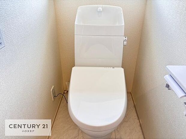 1・2階にトイレがございます！朝の忙しい時間帯も待たずにすみそうですね。白を基調とした清潔感のあるトイレでお手入れがしやすいです！（同仕様）