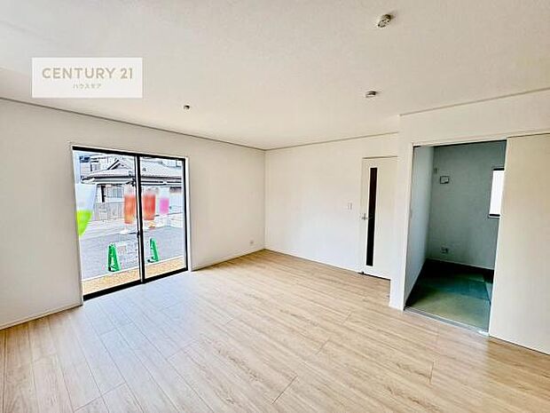 大きな窓からたっぷりの陽ざしが入る明るいリビング。開放感のあるリビングで家族団らんのくつろぎの時間を過ごせます!