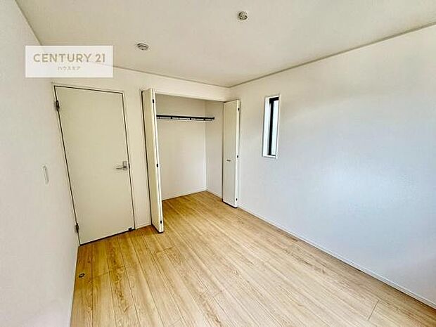 掃き出し窓がないお部屋は、お子様のお部屋としても安心です!収納スペースも充実しているので散らかったお部屋をサッと片付けられます!