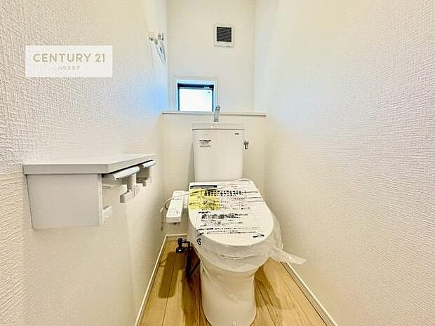 1・2階にトイレがございます!朝の忙しい時間帯も待たずにすみそうですね。白を基調とした清潔感のあるトイレでお手入れがしやすいです!