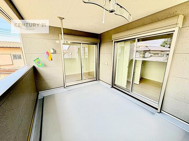 陽当たりの良いバルコニーで、お洗濯物もよく乾きそうですね!お天気の良い日にはバルコニーへ出てリフレッシュするのも気持ちよさそうです。