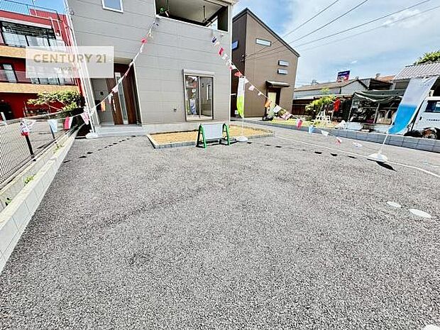 駐車スペースは3台分以上あります!セカンドカーはもちろん、バイクや自転車なども置き場所に困りません。